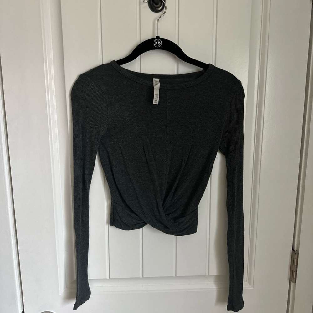 Alo Women's Long Sleeve Twist Front Crop Top - Dark Gray xs